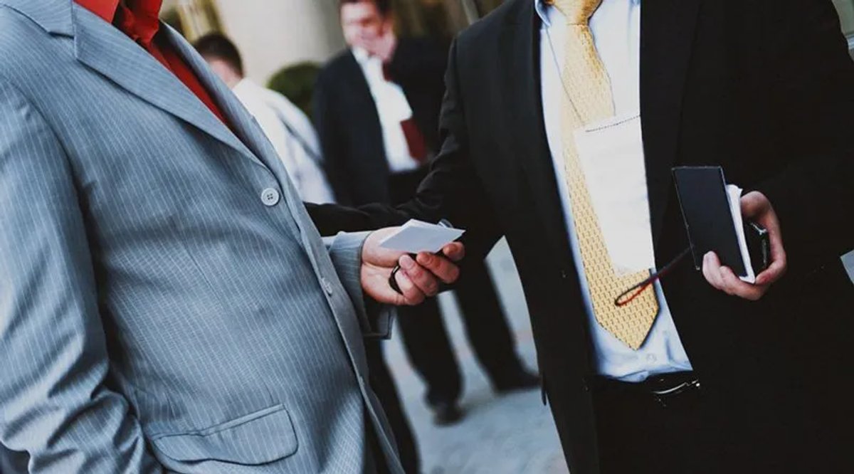 exchanging-business-cards-at-convention