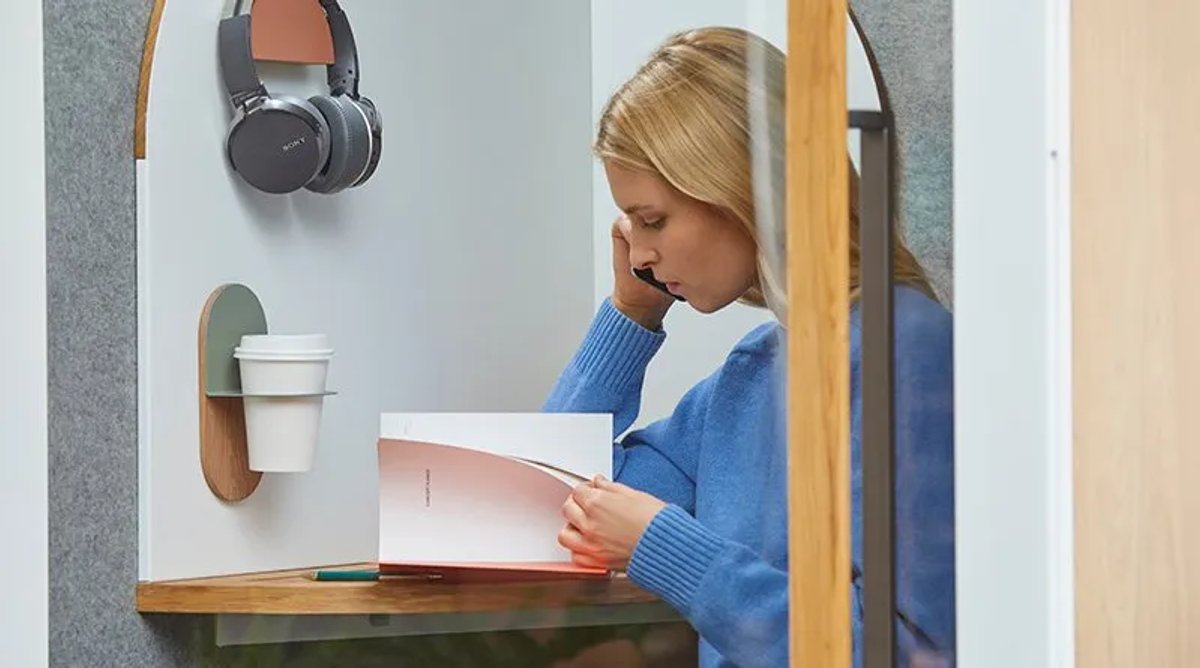 salesperson-on-phone