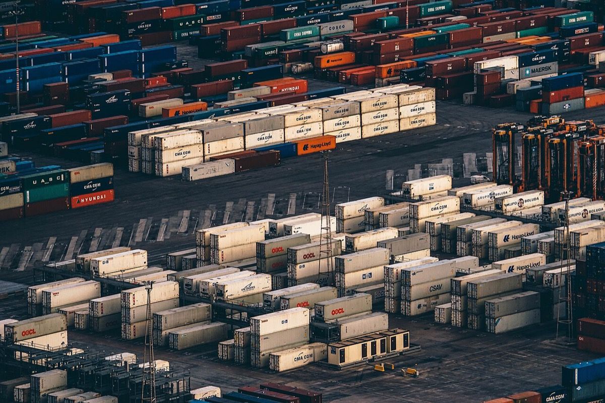 Tumpukan container kargo di pelabuhan sebagai analogi image container yang di-tag dan dikirim ke registry