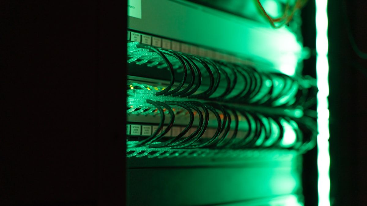Server rack di data center sebagai ilustrasi infrastruktur cloud untuk pipeline ETL