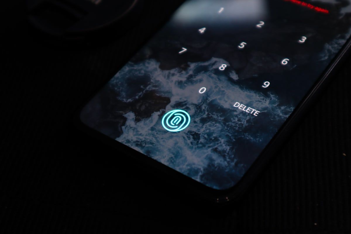 Ilustrasi konsep autentikasi biometrik pada smartphone