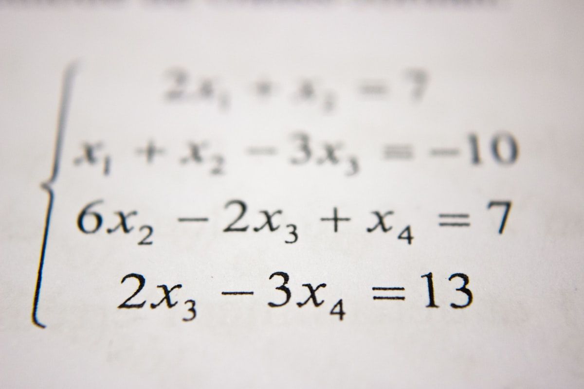 Ilustrasi formulasi matematis di balik fungsi loss dan optimasi gradient descent