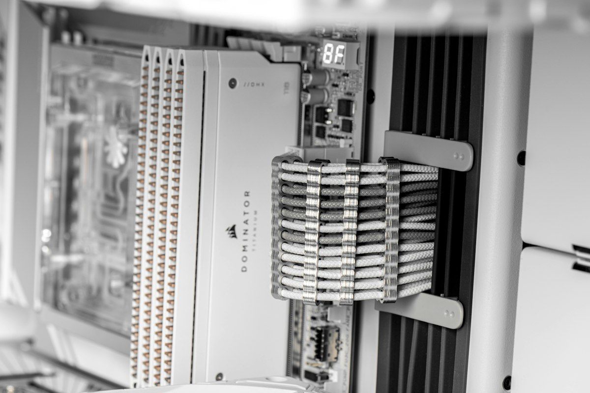 Komponen server rack sebagai ilustrasi resource compute untuk monitoring job ETL