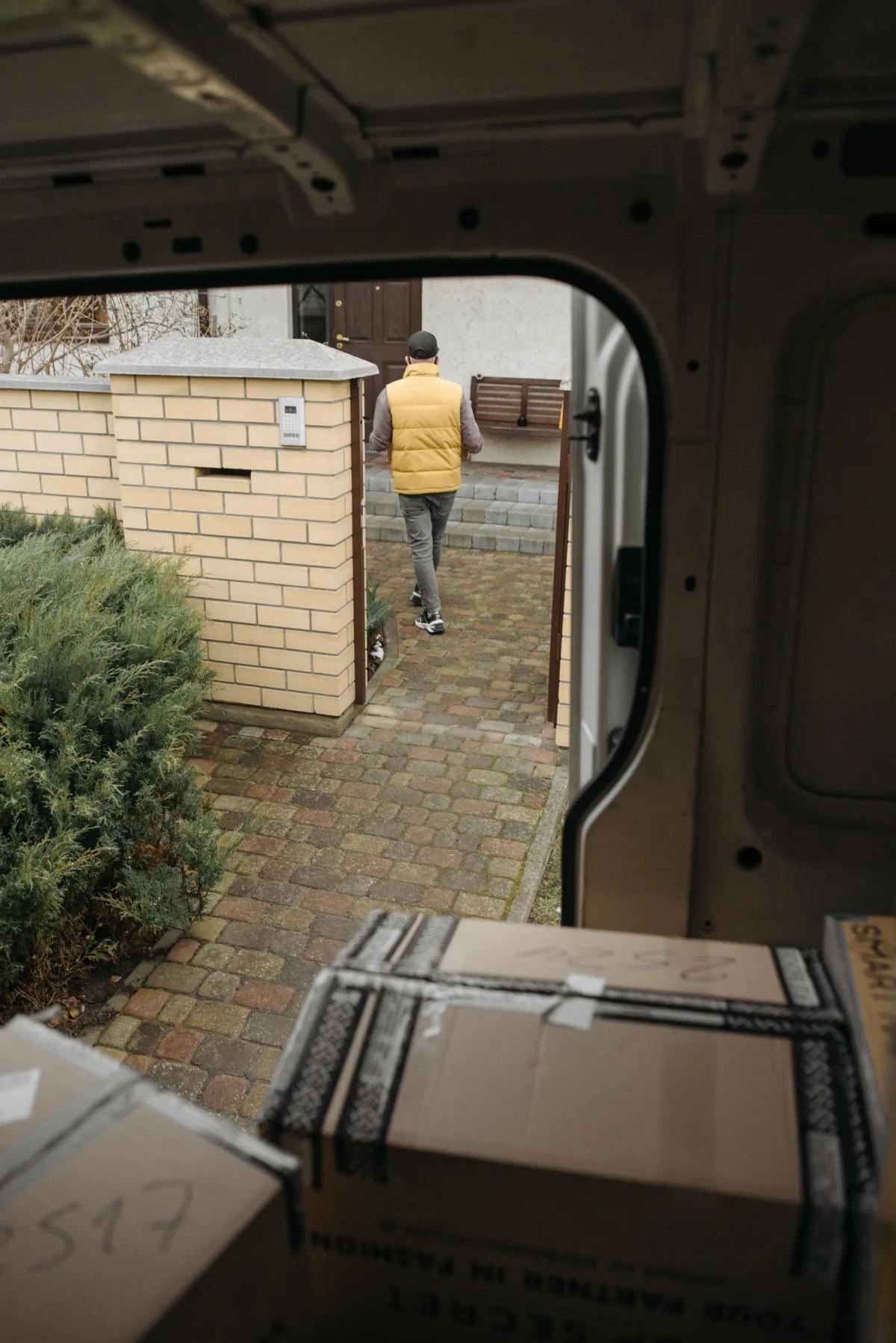 Chauffeur bij de bus van R.I.N. B.V.
