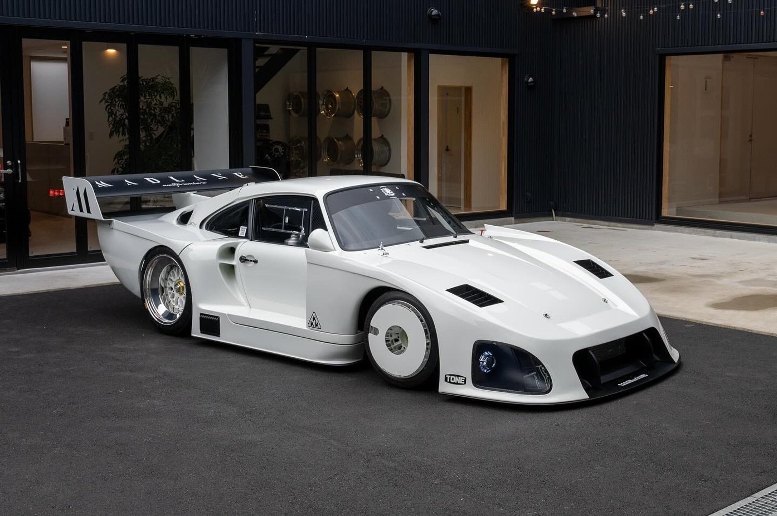 935ML full side profile showing every vent and crease of the bodywork