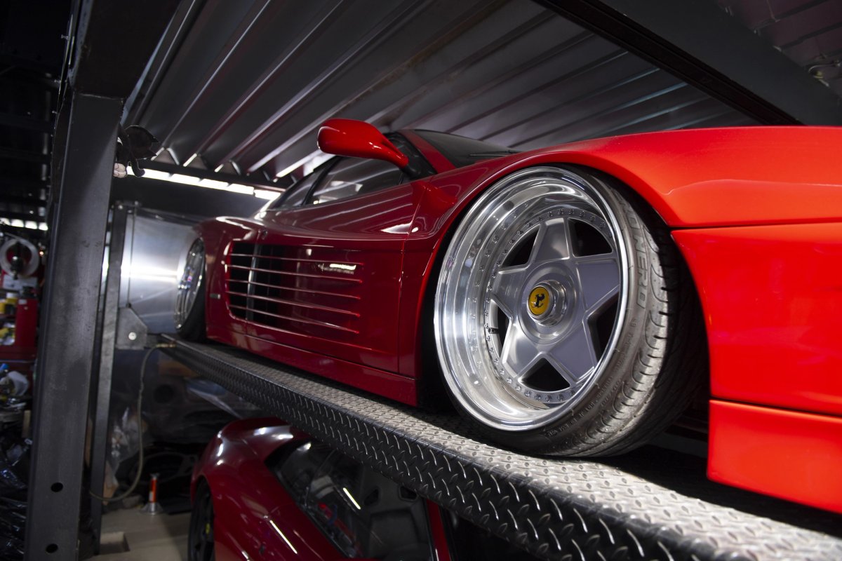 Close-up of Autostrada Modena wheel on the Testarossa