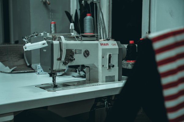 Pfaff 1245 industrial sewing machine with red thread spools in the workshop