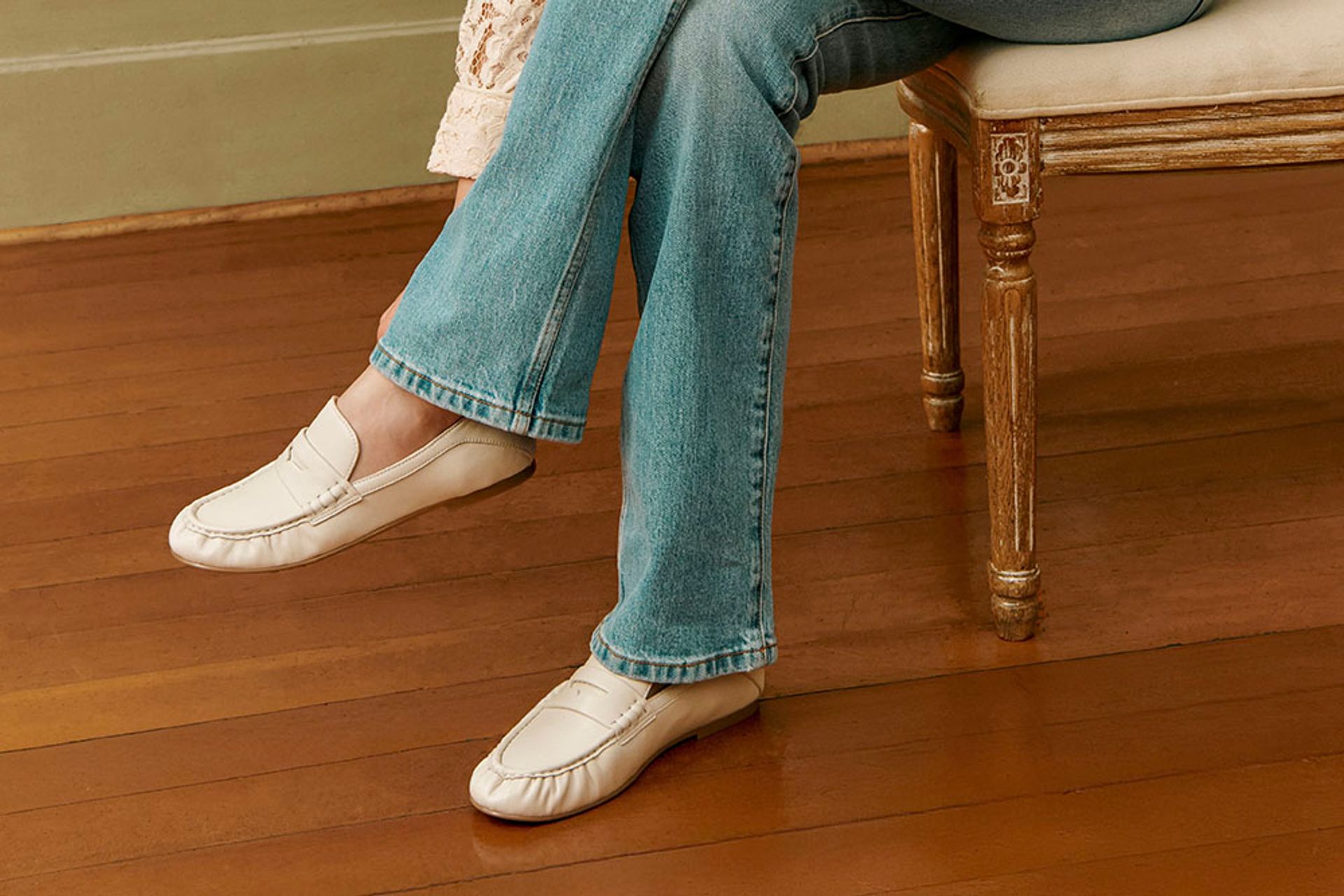 Nine West Womens Cream Scrunch Loafers