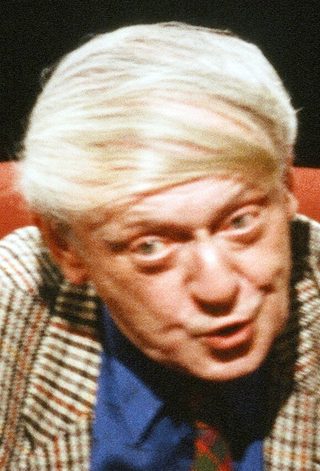Anthony Burgess'ın 1988 tarihli siyah-beyaz televizyon portresi