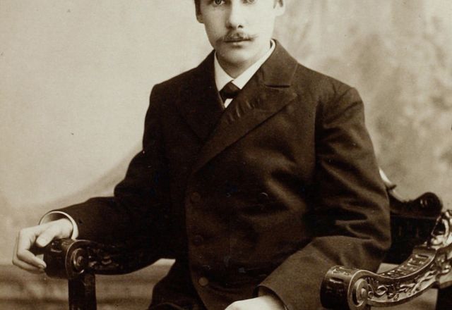 Otto Renard’ın 1904 tarihli Andrey Belıy portresi; Petersburg romanının Puşkin, Gogol ve Dostoyevski’den devraldığı şehir geleneğinin modernist yazarı.