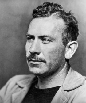 John Steinbeck'in siyah beyaz portresi