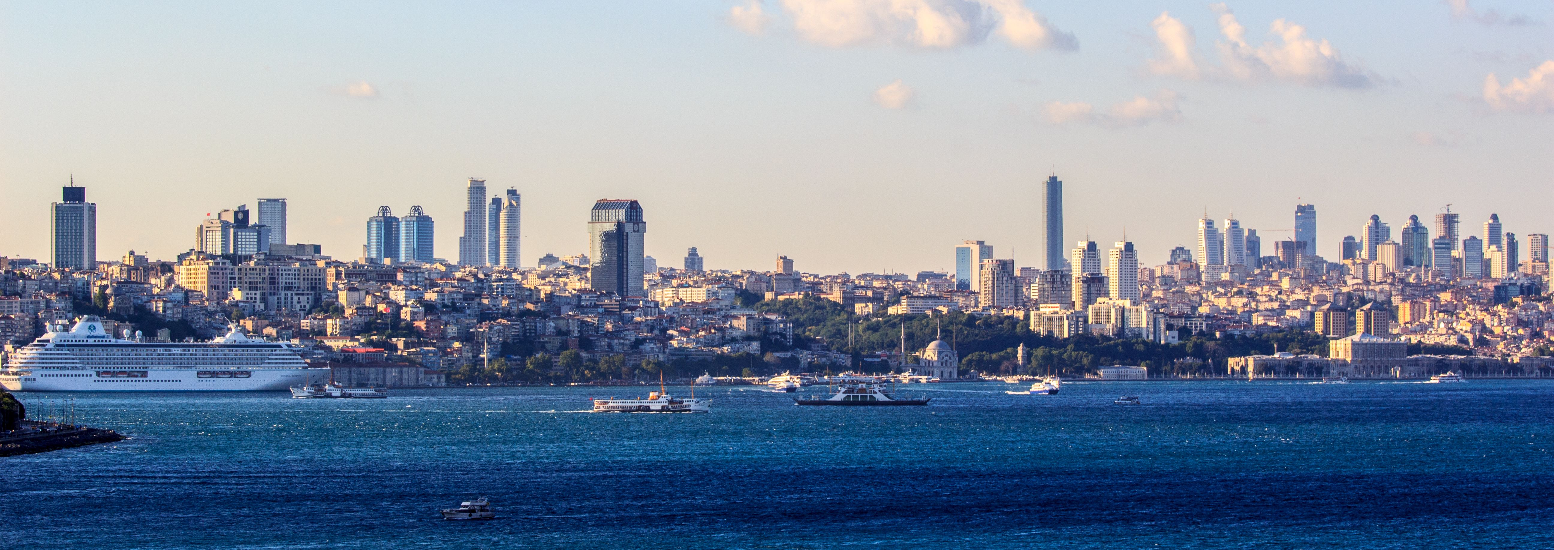 İstanbul’un Boğaz çevresindeki geniş şehir silüeti