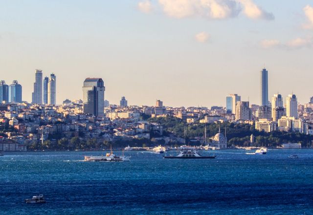 İstanbul’un Boğaz çevresindeki geniş şehir silüeti