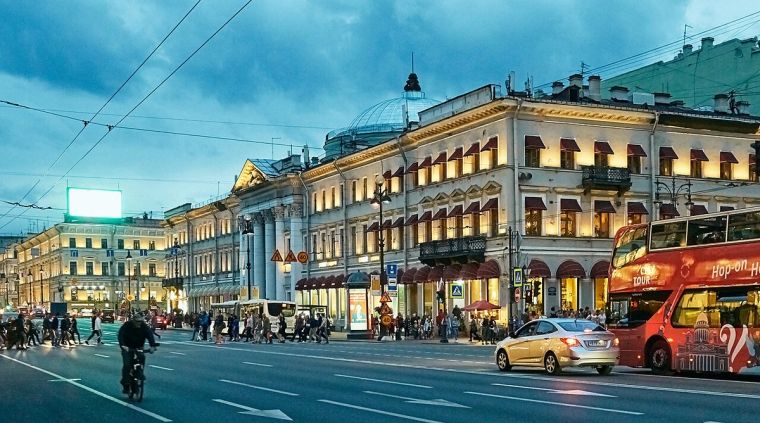 Gece ışıkları altında Nevsky Prospekt; Petersburg romanındaki doğrusal şehir geometrisi, kalabalık ve tekinsizlik duygusunu çağrıştıran görünüm.
