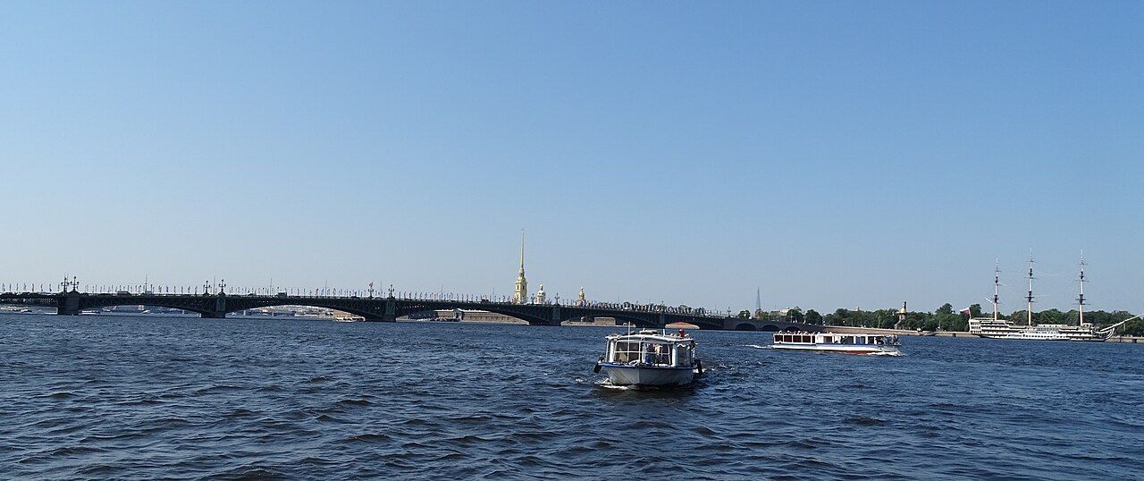 Neva Nehri boyunca Sankt-Peterburg şehir görünümü