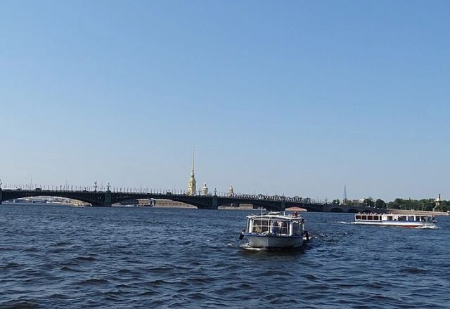 Neva Nehri boyunca Sankt-Peterburg şehir görünümü