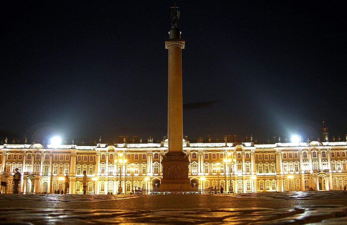 Gece Sankt-Peterburg’da Kışlık Saray ve Saray Meydanı; Petersburg romanındaki devlet, iktidar ve baba-oğul çatışmasının atmosferini çağrıştıran görünüm.