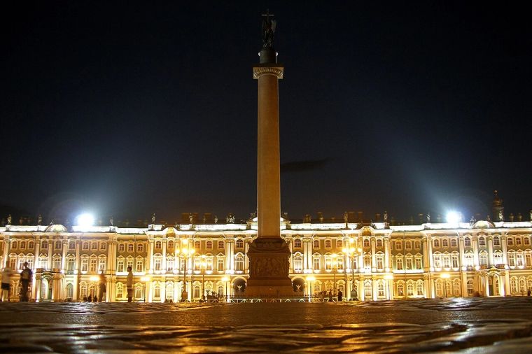 Kışlık Saray ve Saray Meydanı gece görünümü; 1905 Devrimi öncesi Petersburg’daki bürokrasi, siyasal kriz ve şiddet atmosferini çağrıştırıyor.