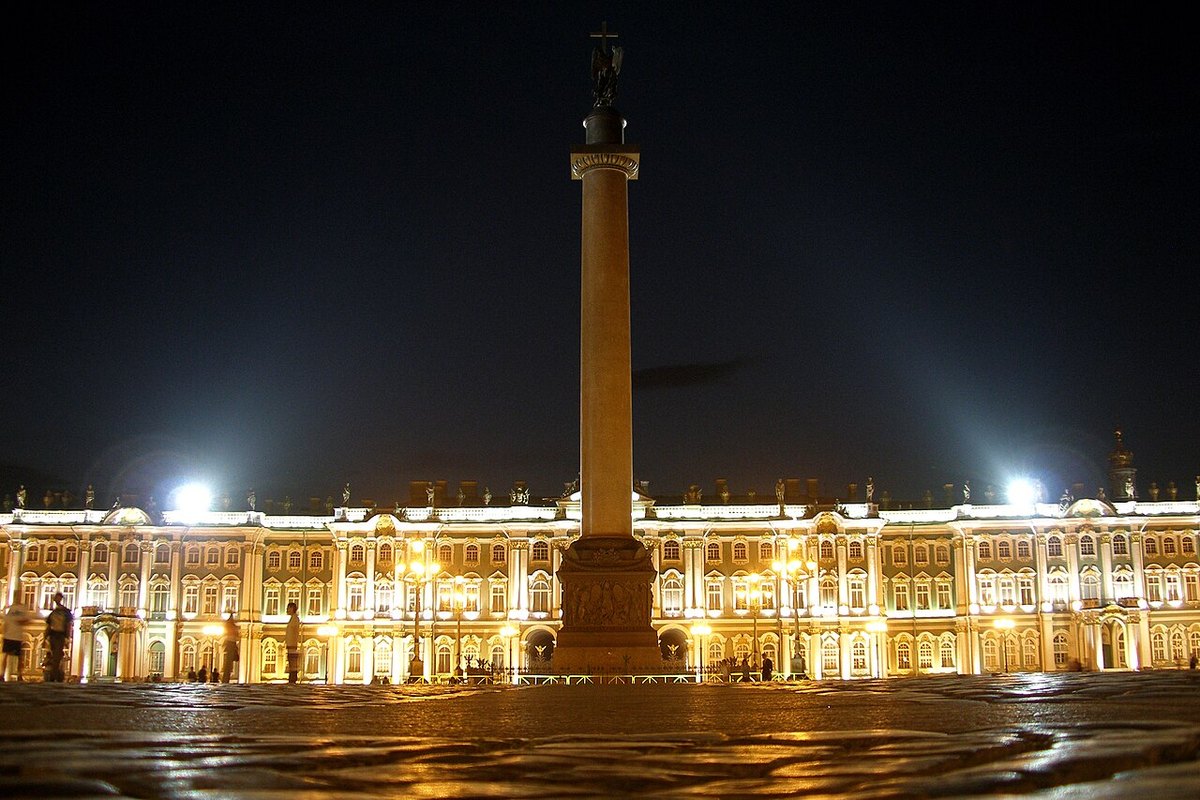 Gece Sankt-Peterburg’da Kışlık Saray ve Saray Meydanı; Petersburg romanındaki devlet, iktidar ve baba-oğul çatışmasının atmosferini çağrıştıran görünüm.