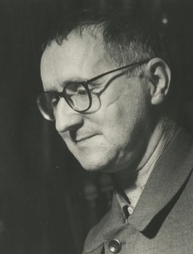 Bertolt Brecht’in 1954 tarihli siyah-beyaz portresi