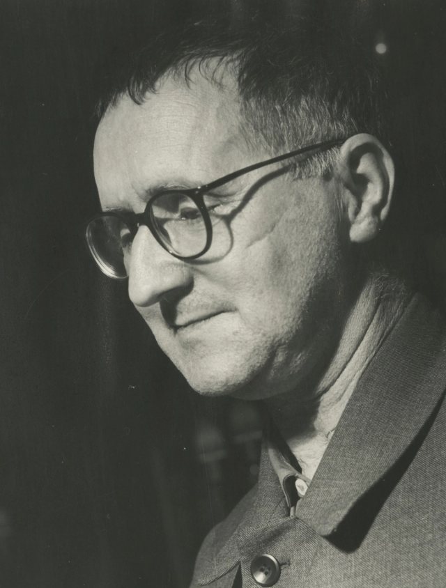 Bertolt Brecht portresinden kullanılan Edebi Zihin editoryal Üç Kuruşluk Opera görseli