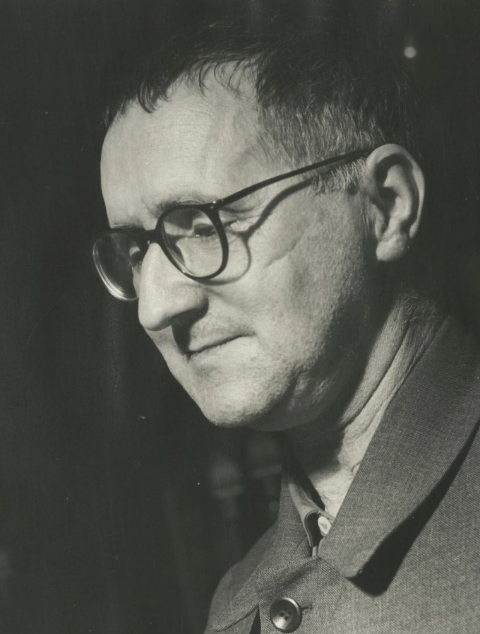 Bertolt Brecht portresinden kullanılan Edebi Zihin editoryal Üç Kuruşluk Opera görseli