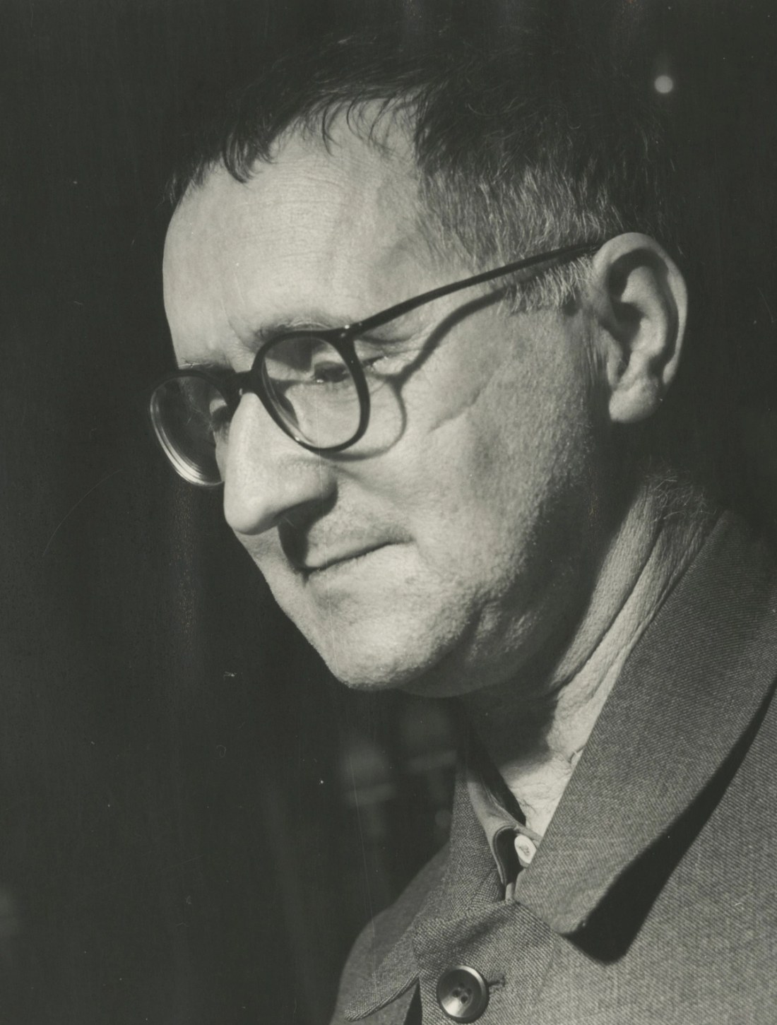 Bertolt Brecht portresi — Üç Kuruşluk Opera dosyası