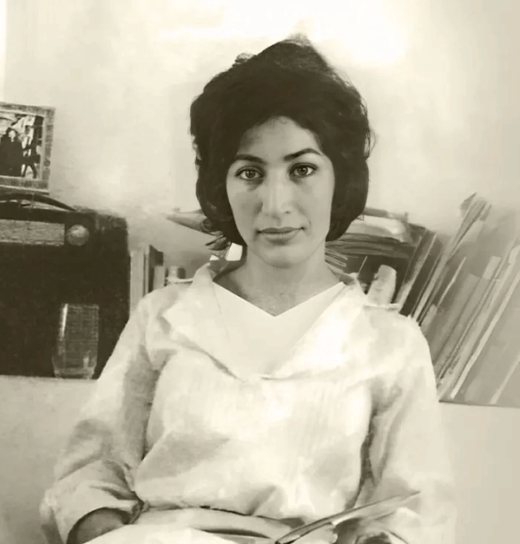 Forough Farrokhzad’ın siyah-beyaz portresi