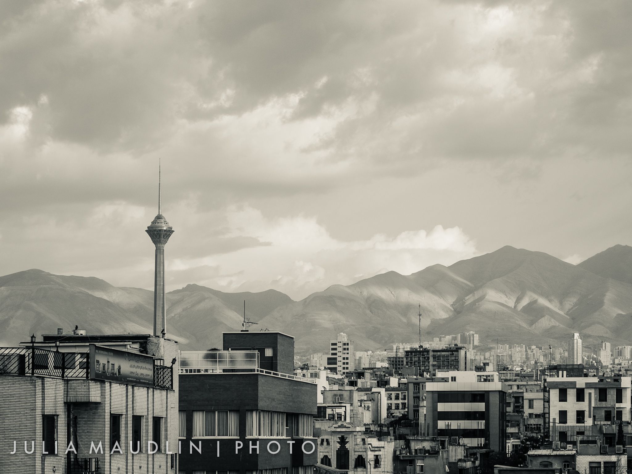 Tahran şehir silüeti, Milad Kulesi ve arkada Elburz Dağları