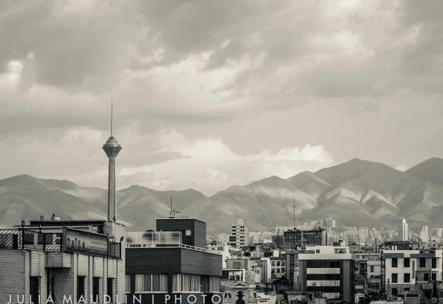 Tahran şehir silüeti, Milad Kulesi ve arkada Elburz Dağları