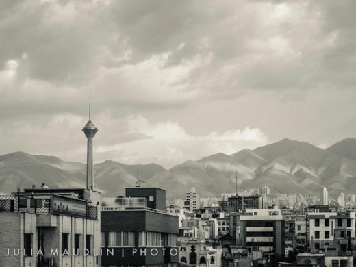 Tahran şehir silüeti, Milad Kulesi ve arkada Elburz Dağları
