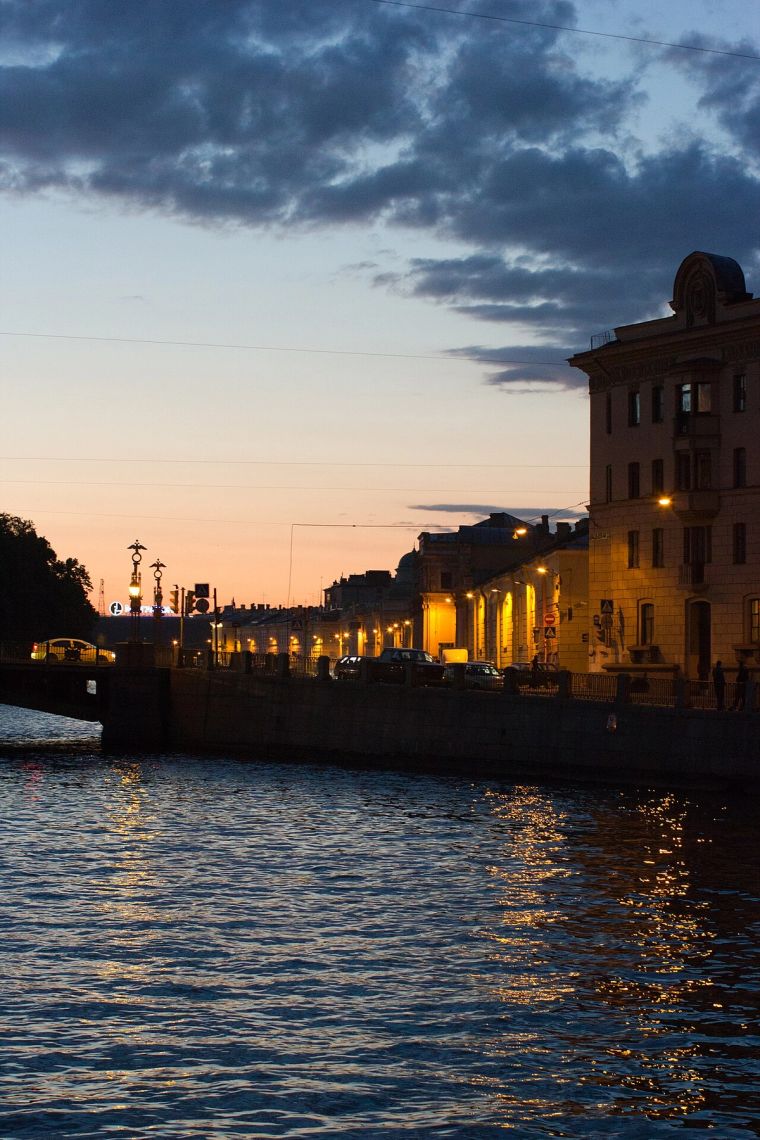 Sankt-Peterburg’da beyaz gece şehir görünümü; Belıy’ın Petersburg romanındaki ışık, renk, ritim ve değişken gerçeklik algısını çağrıştıran atmosfer.