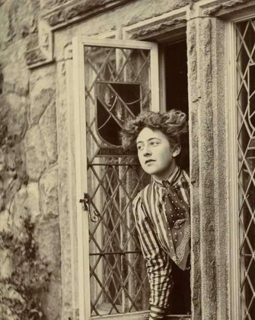 Agatha Christie, 1910'lu yıllarda çekilmiş siyah-beyaz fotoğraf.