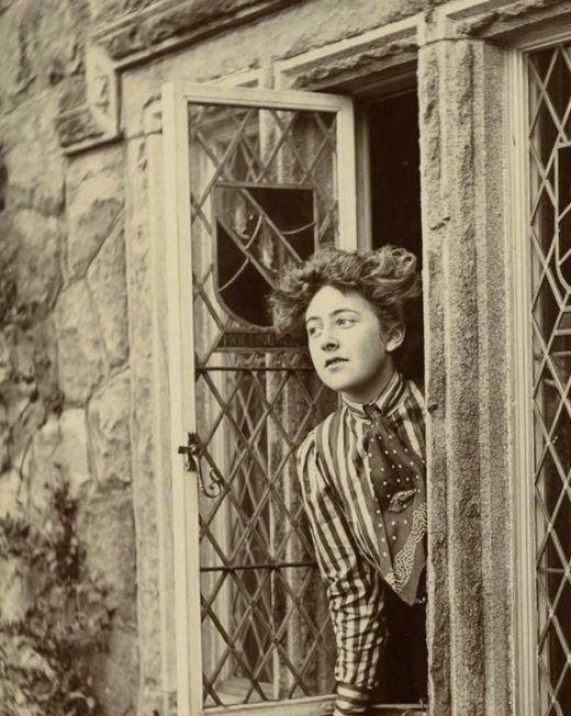Agatha Christie, 1910'lu yıllarda çekilmiş siyah-beyaz fotoğraf.