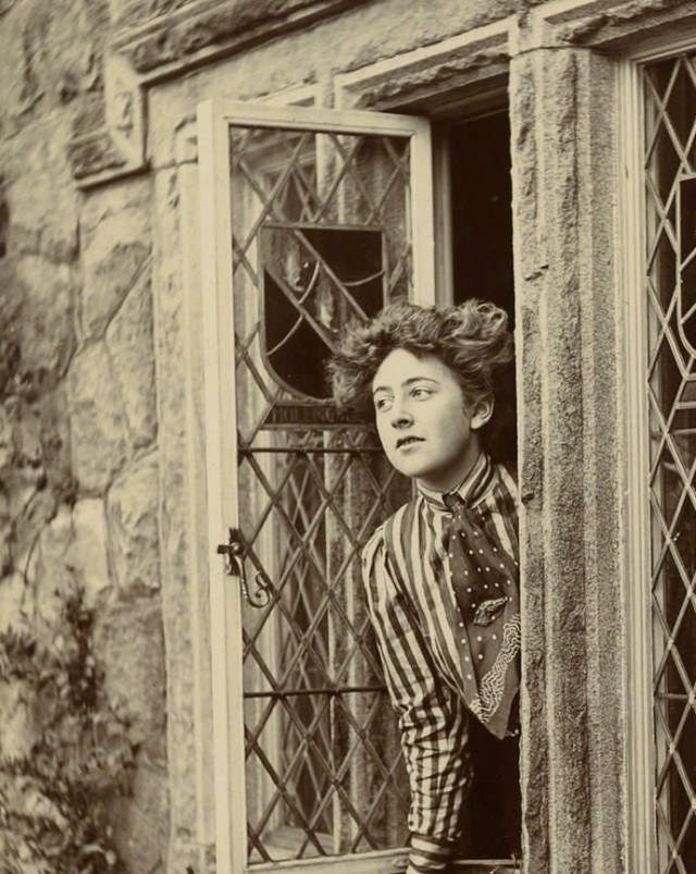 Agatha Christie, 1910'lu yıllarda çekilmiş siyah-beyaz fotoğraf.