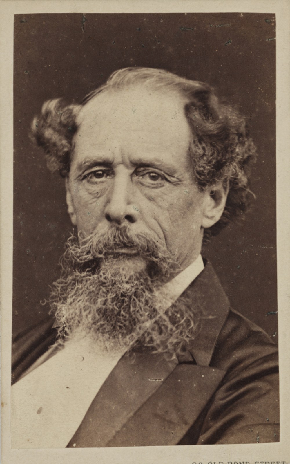 Charles Dickens’ın 1860’larda çekilmiş siyah-beyaz portresi
