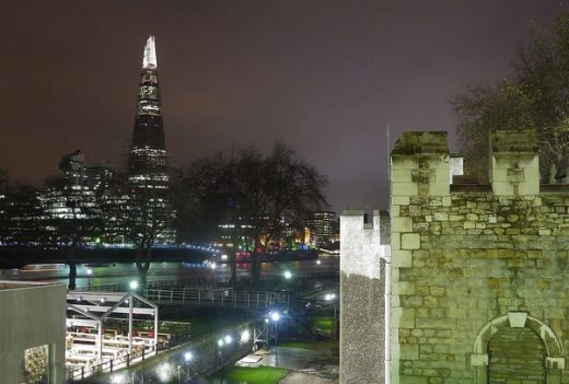 Gece Thames kıyısından Londra şehir silüeti