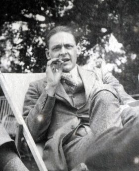 T. S. Eliot’un 1923 tarihli siyah-beyaz portresi