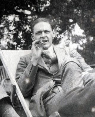 T. S. Eliot’un 1923 tarihli siyah-beyaz portresi