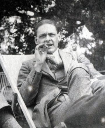 T. S. Eliot’un 1923 tarihli siyah-beyaz portresi