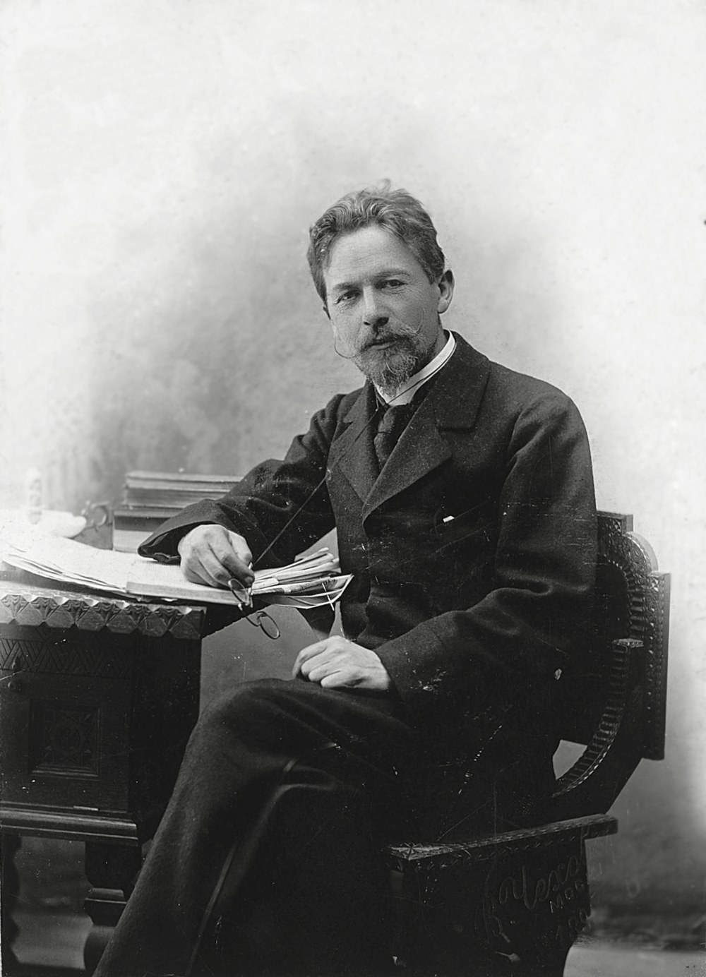 Anton Çehov’un 1889 tarihli siyah-beyaz portresi