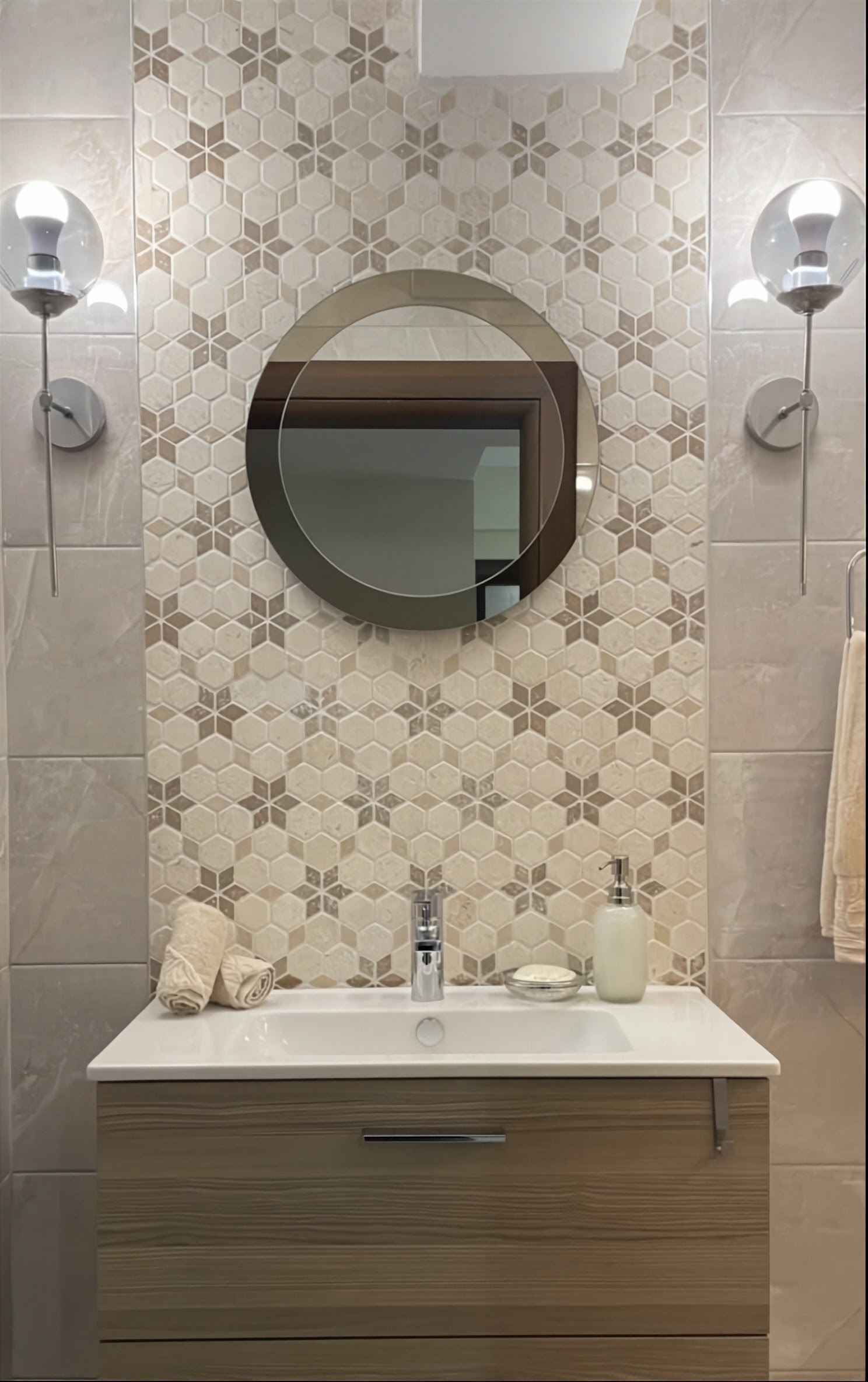 Tumbled Shellstone and mix travertine Starline mosaic tile with walnut six-point stars thumbnail 3