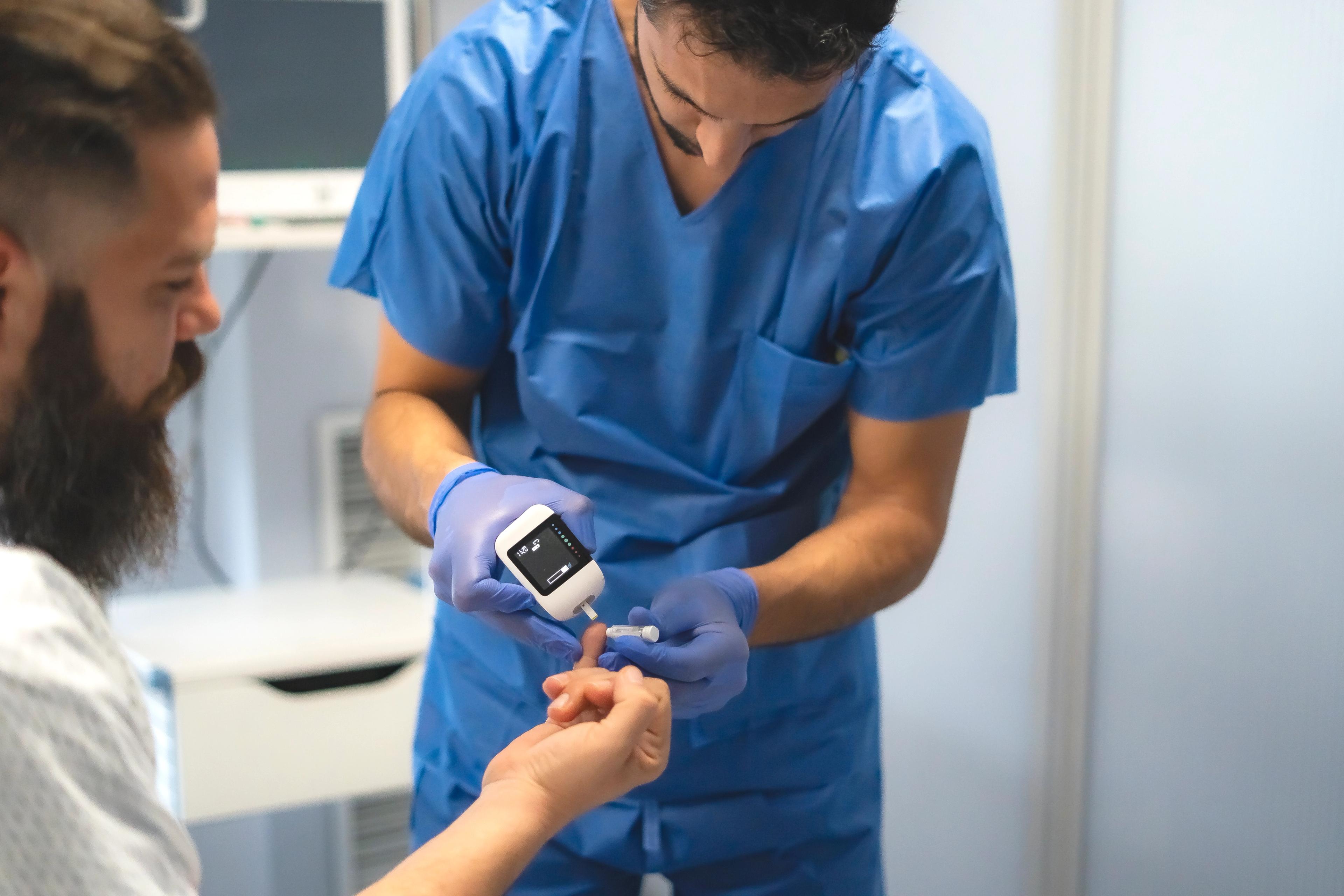 Diabetes Management: Early Symptoms and When to Consult a Doctor
