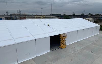 Plandeka w hali namiotowej