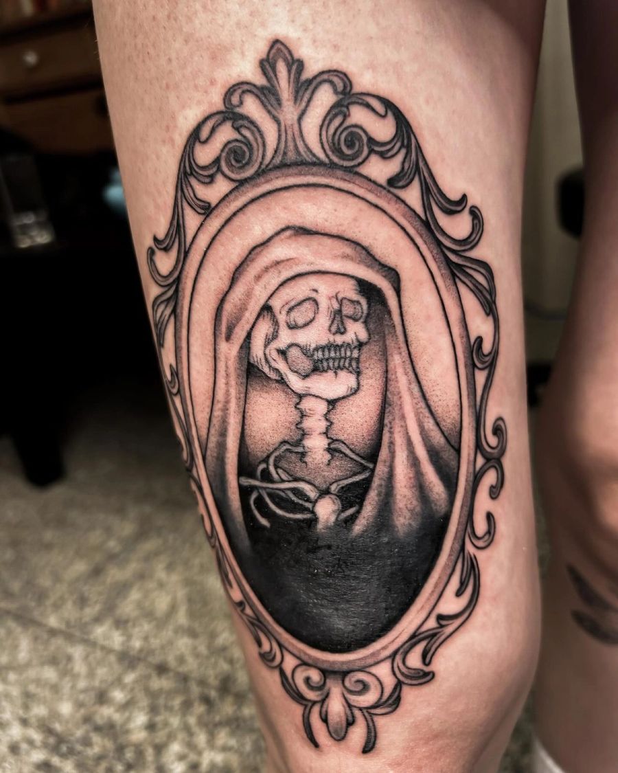Santa Muerte im Zierrahmen am Oberarm, Black & Grey, von Melinda Dür