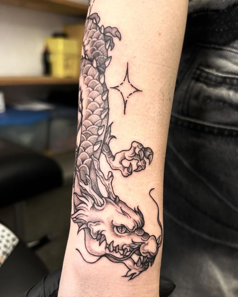 Drache am Unterarm, Black & Grey