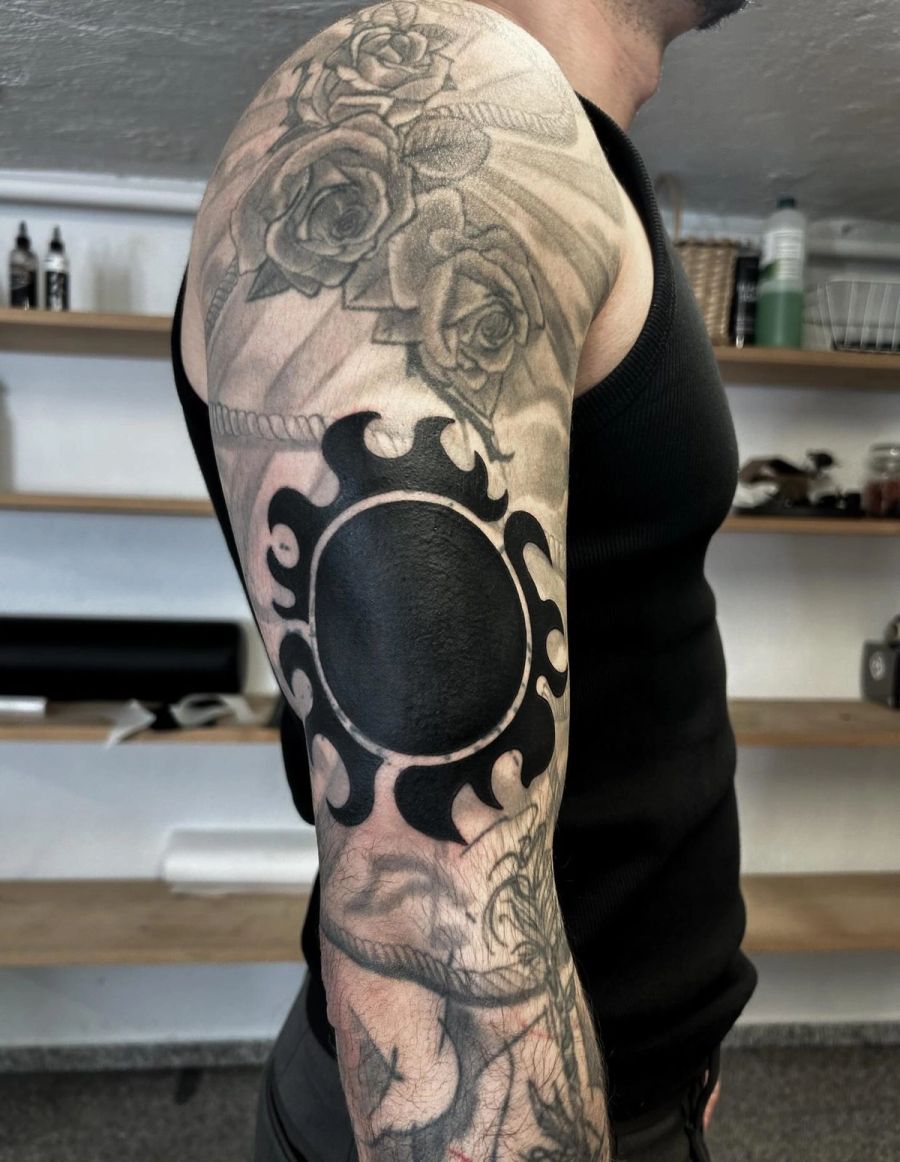 Sleeve mit Rosen und ovalem Zierelement, Black & Grey, von Melinda Dür