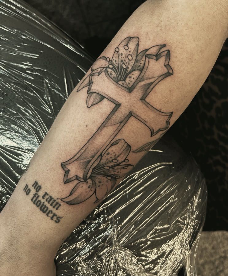 Kreuz mit Lilien und Schriftzug von Melinda Dür