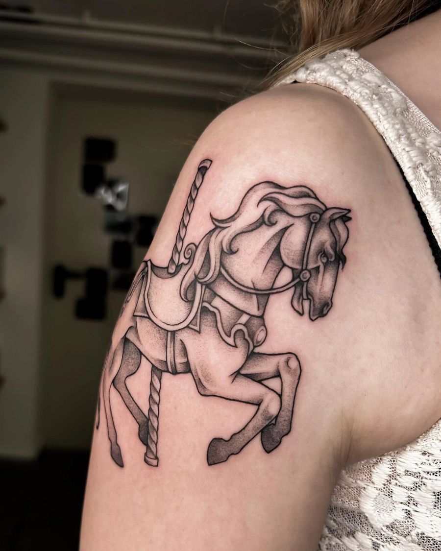 Aufbäumendes Pferd an der Schulter, Black & Grey, von Melinda Dür