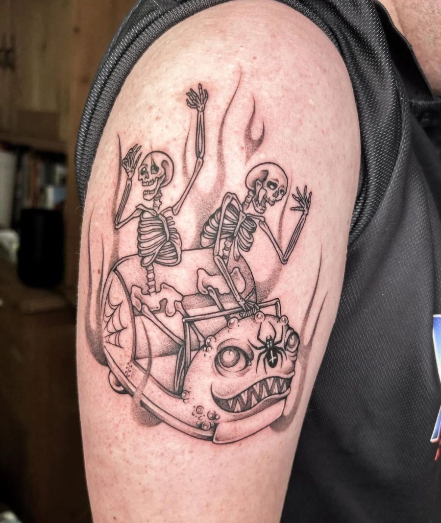 Skelett-Motiv auf einem Boot am Oberarm, von Melinda Dür